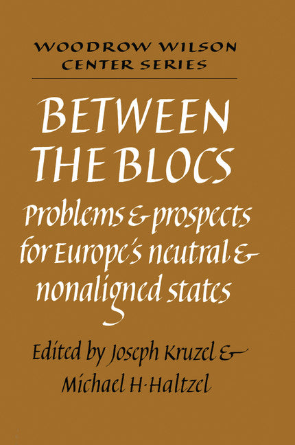 Between the Blocs; Problems and Prospects for Europe's Neutral and Nonaligned States (Hardback) 9780521375580