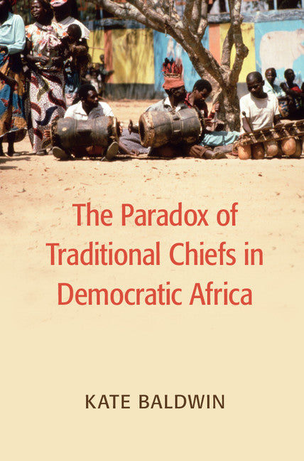 The Paradox of Traditional Chiefs in Democratic Africa (Paperback / softback) 9781107566446