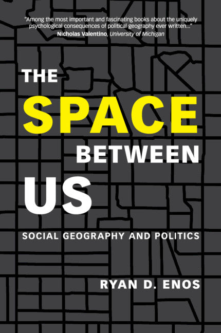 The Space between Us; Social Geography and Politics (Paperback / softback) 9781108430715