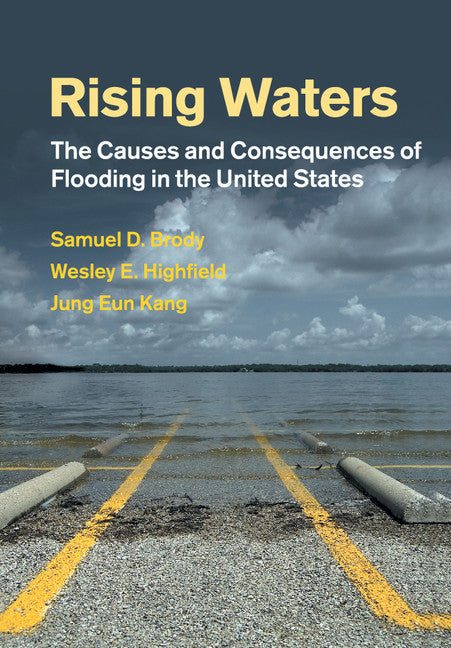 Rising Waters; The Causes and Consequences of Flooding in the United States (Paperback / softback) 9781108446839